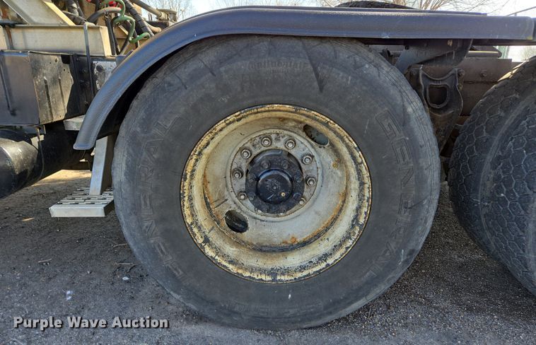 image for item EJ7359 1999 International 2674 semi truck