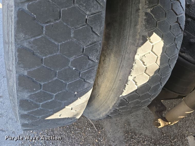 image for item EJ7359 1999 International 2674 semi truck