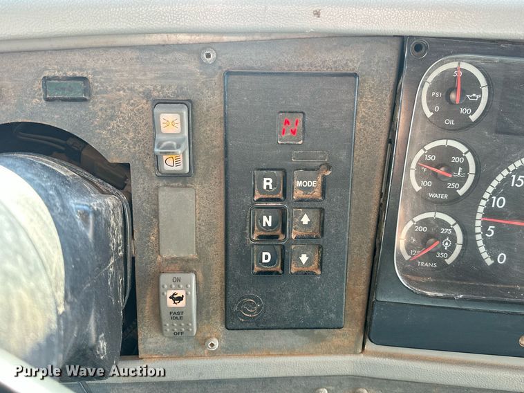 image for item EK0469 2005 Thomas Built Conventional coach bus