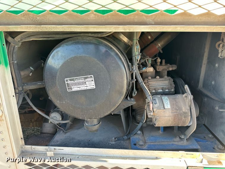 image for item EK0469 2005 Thomas Built Conventional coach bus