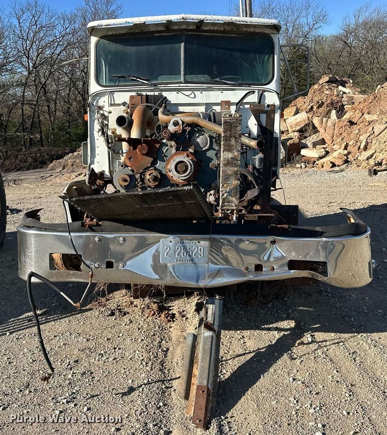 image for item EK0542 1995 International 9400 semi truck