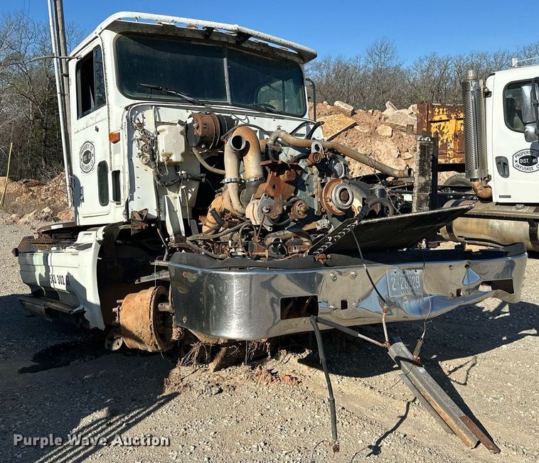 image for item EK0542 1995 International 9400 semi truck