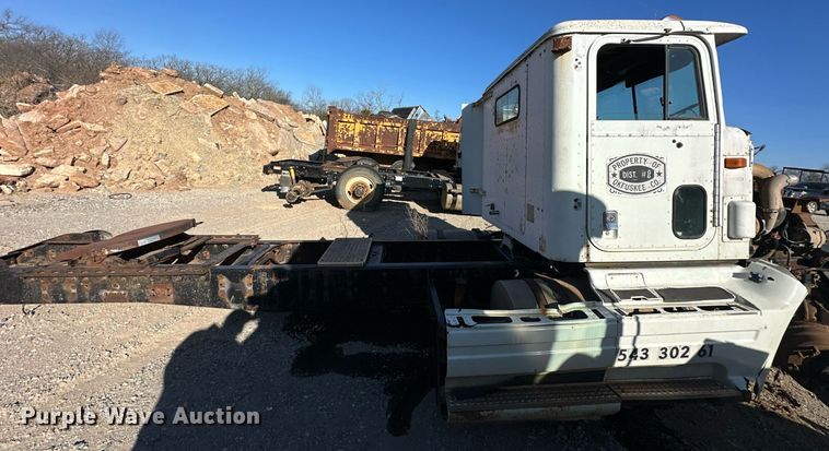 image for item EK0542 1995 International 9400 semi truck