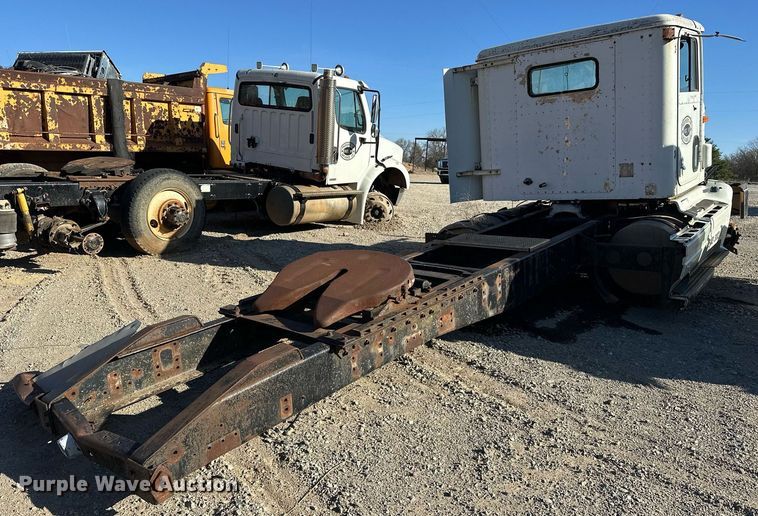 image for item EK0542 1995 International 9400 semi truck