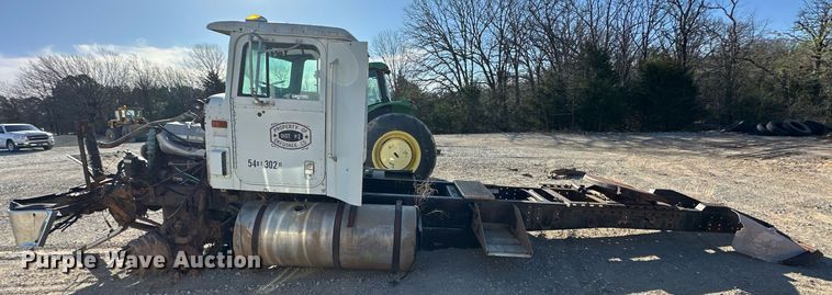 image for item EK0542 1995 International 9400 semi truck