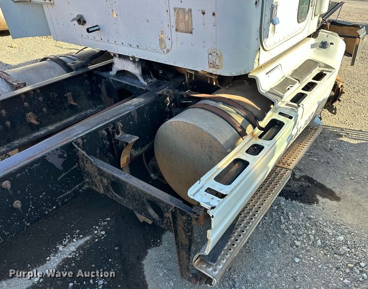 image for item EK0542 1995 International 9400 semi truck