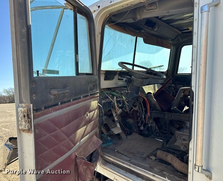 image for item EK0542 1995 International 9400 semi truck