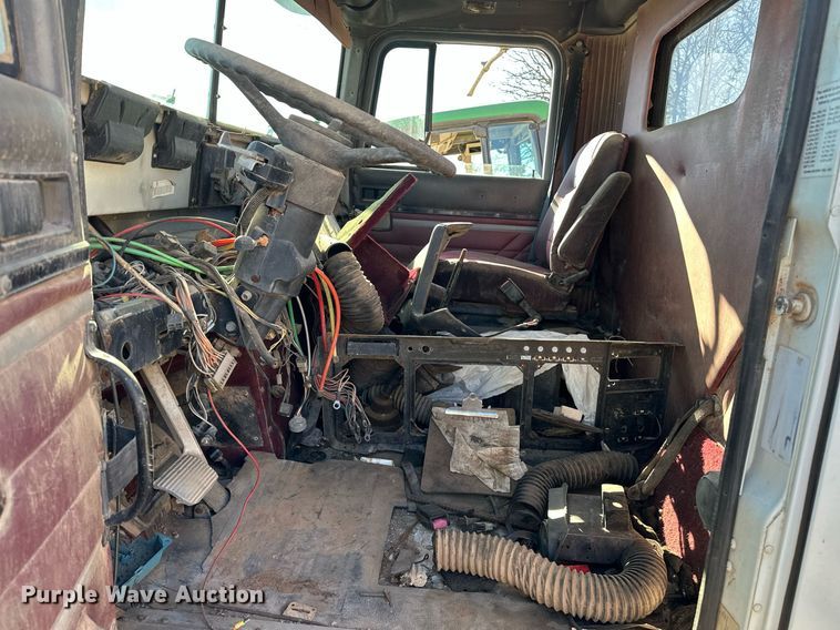 image for item EK0542 1995 International 9400 semi truck