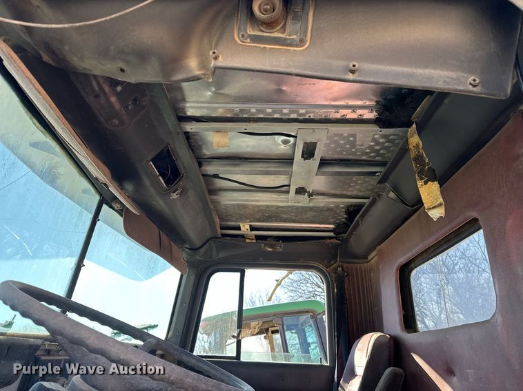 image for item EK0542 1995 International 9400 semi truck