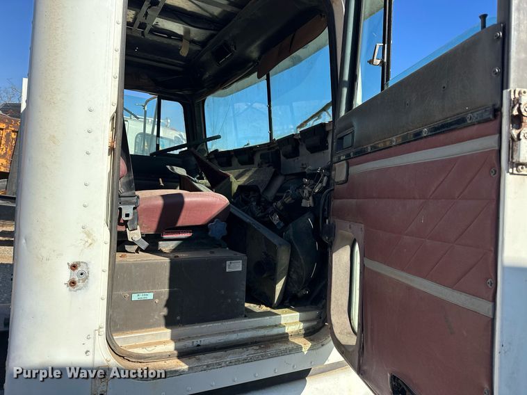 image for item EK0542 1995 International 9400 semi truck