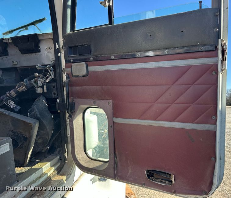 image for item EK0542 1995 International 9400 semi truck