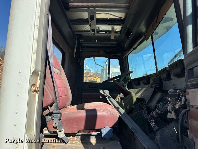 image for item EK0542 1995 International 9400 semi truck