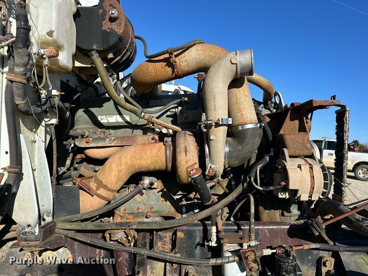 image for item EK0542 1995 International 9400 semi truck