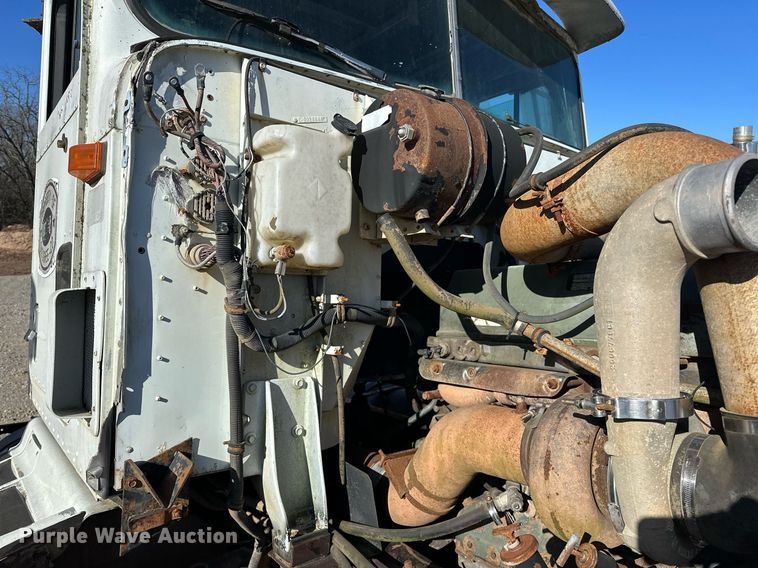 image for item EK0542 1995 International 9400 semi truck