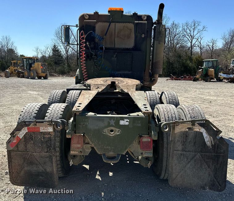 image for item EK0545 2001 Freightliner FLD 120 glider kit semi truck