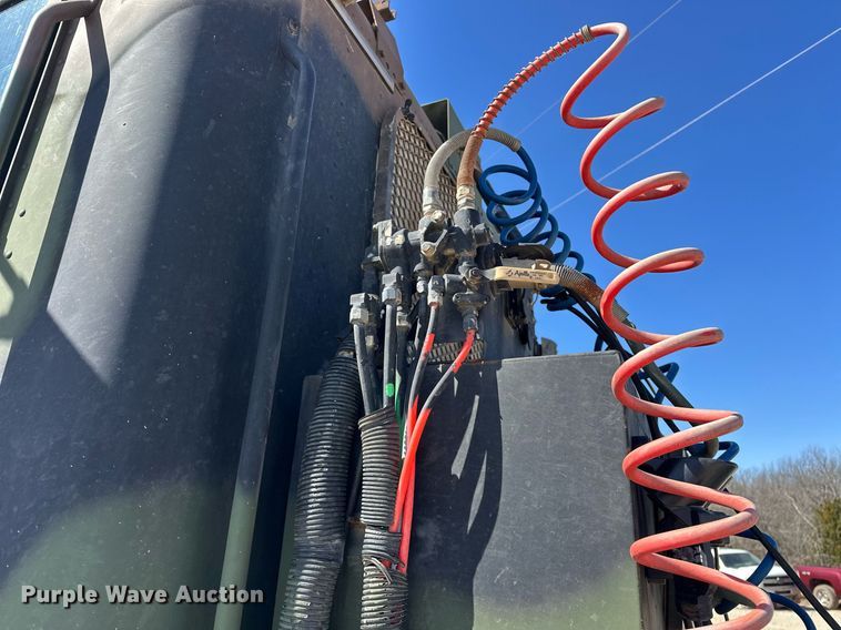 image for item EK0545 2001 Freightliner FLD 120 glider kit semi truck