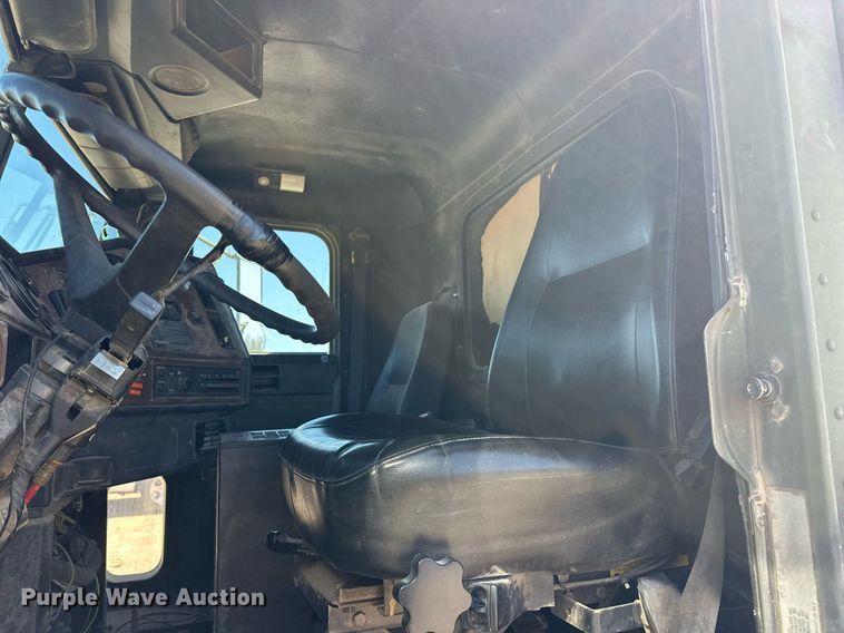 image for item EK0545 2001 Freightliner FLD 120 glider kit semi truck