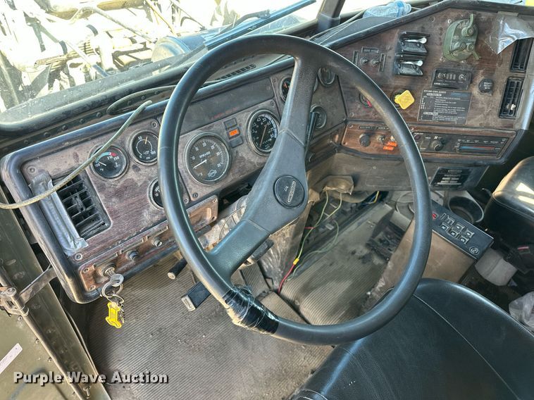 image for item EK0545 2001 Freightliner FLD 120 glider kit semi truck