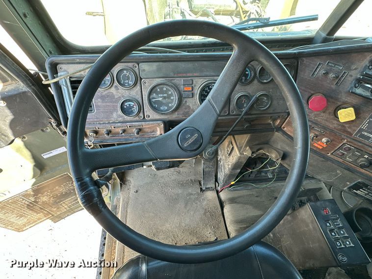 image for item EK0545 2001 Freightliner FLD 120 glider kit semi truck