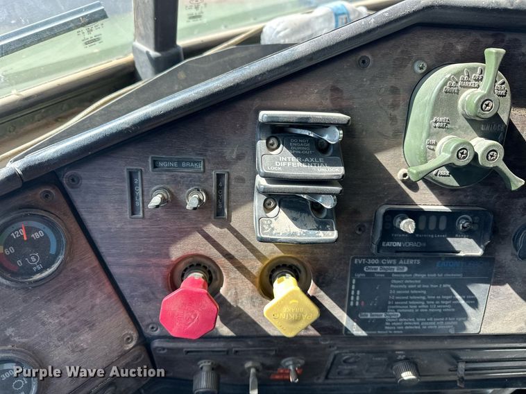 image for item EK0545 2001 Freightliner FLD 120 glider kit semi truck