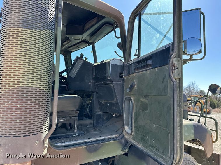 image for item EK0545 2001 Freightliner FLD 120 glider kit semi truck