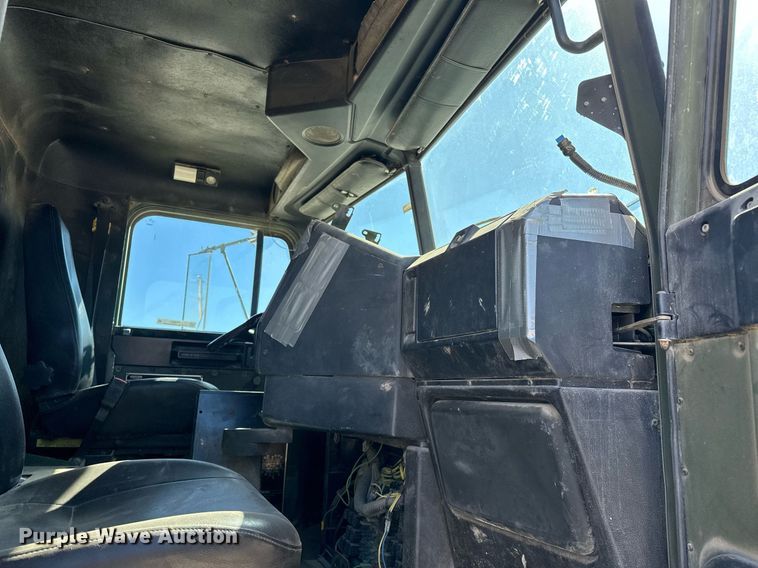 image for item EK0545 2001 Freightliner FLD 120 glider kit semi truck