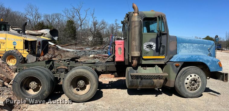 image for item EK0546 2000 Freightliner FLD 120 semi truck