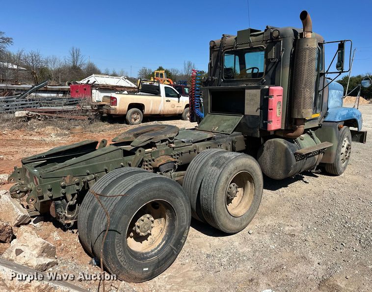 image for item EK0546 2000 Freightliner FLD 120 semi truck