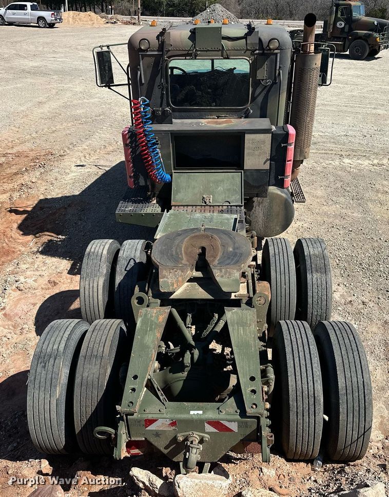 image for item EK0546 2000 Freightliner FLD 120 semi truck