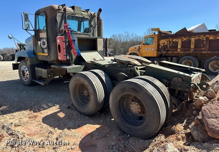image for item EK0546 2000 Freightliner FLD 120 semi truck