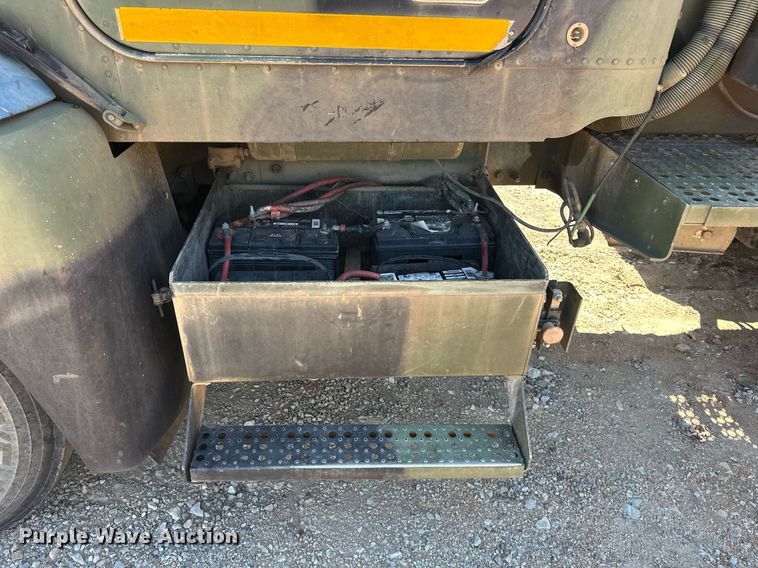 image for item EK0546 2000 Freightliner FLD 120 semi truck