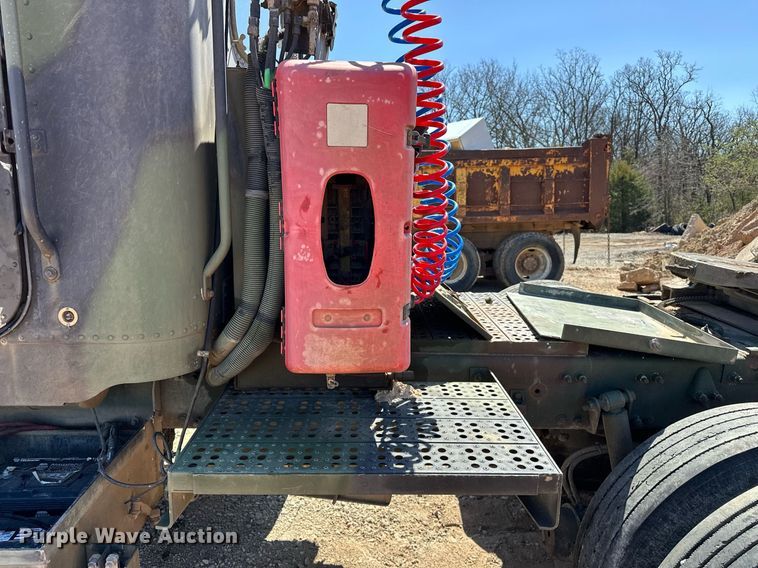 image for item EK0546 2000 Freightliner FLD 120 semi truck