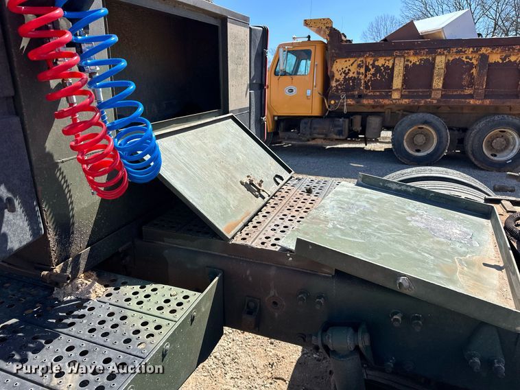 image for item EK0546 2000 Freightliner FLD 120 semi truck