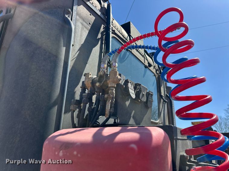 image for item EK0546 2000 Freightliner FLD 120 semi truck