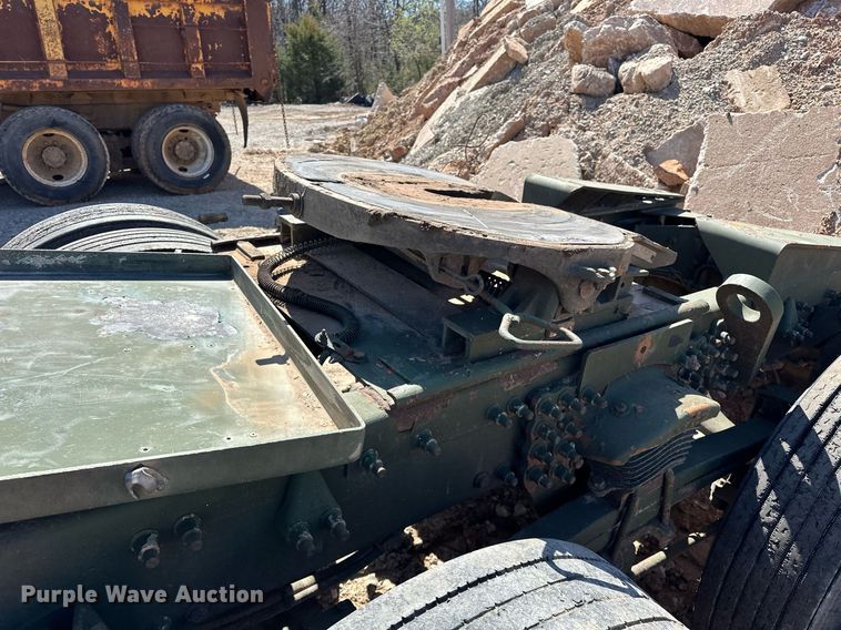 image for item EK0546 2000 Freightliner FLD 120 semi truck