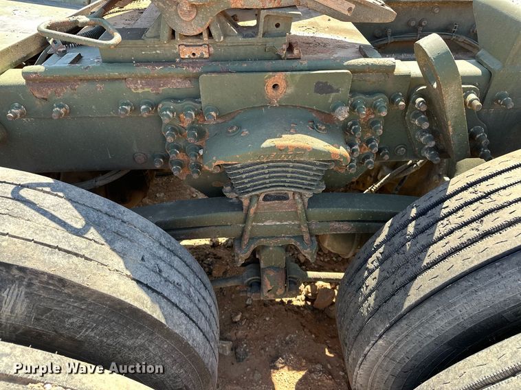 image for item EK0546 2000 Freightliner FLD 120 semi truck