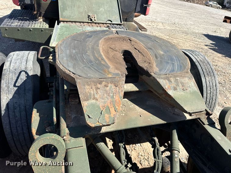 image for item EK0546 2000 Freightliner FLD 120 semi truck