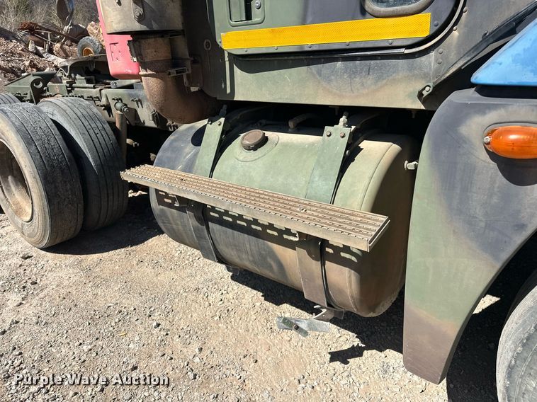 image for item EK0546 2000 Freightliner FLD 120 semi truck