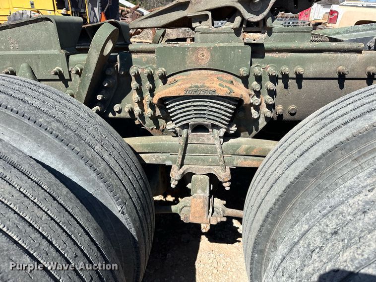 image for item EK0546 2000 Freightliner FLD 120 semi truck