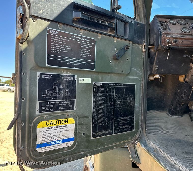 image for item EK0546 2000 Freightliner FLD 120 semi truck