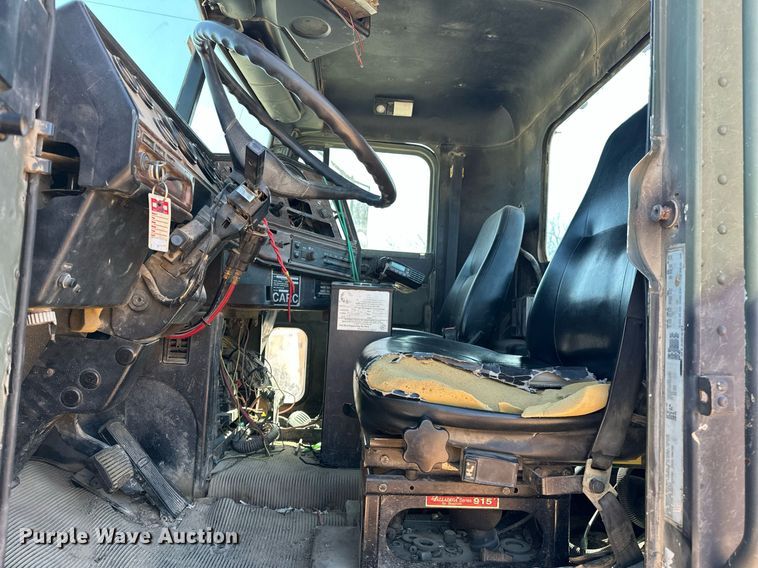 image for item EK0546 2000 Freightliner FLD 120 semi truck