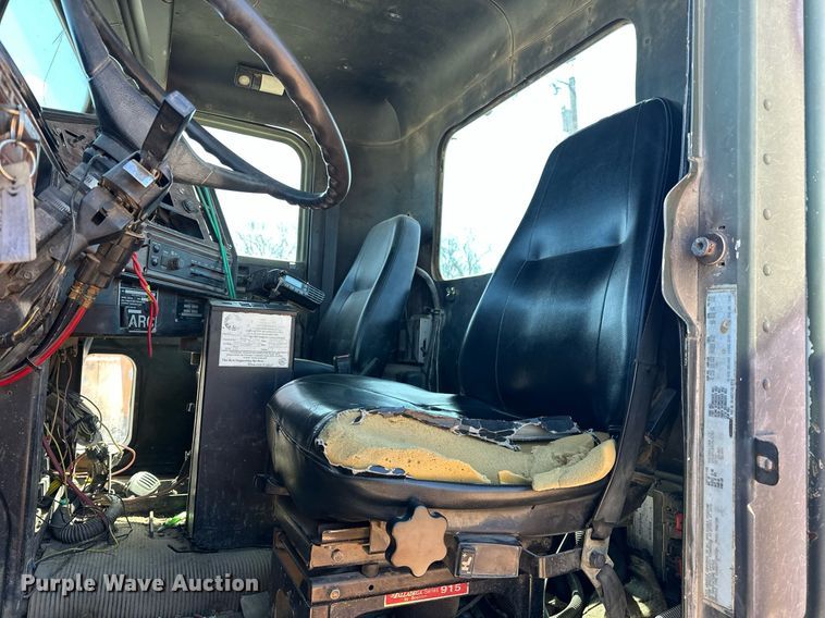 image for item EK0546 2000 Freightliner FLD 120 semi truck