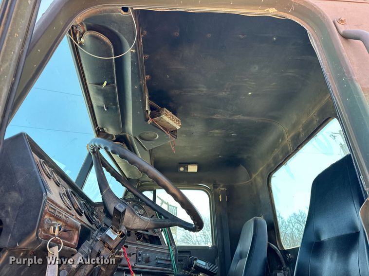 image for item EK0546 2000 Freightliner FLD 120 semi truck