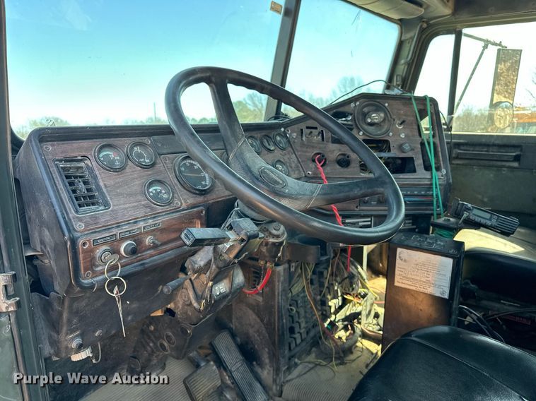 image for item EK0546 2000 Freightliner FLD 120 semi truck