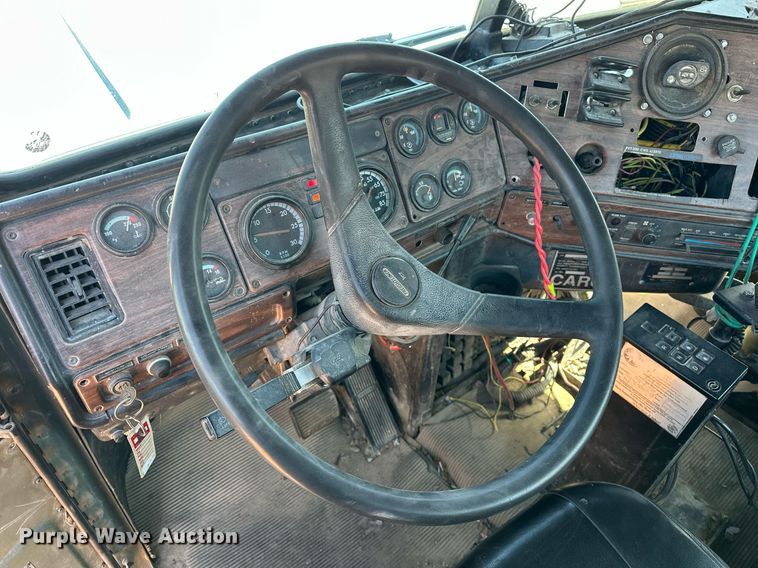 image for item EK0546 2000 Freightliner FLD 120 semi truck