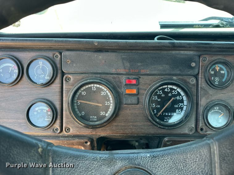 image for item EK0546 2000 Freightliner FLD 120 semi truck