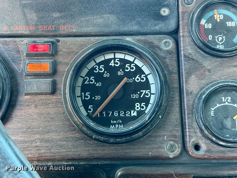 image for item EK0546 2000 Freightliner FLD 120 semi truck