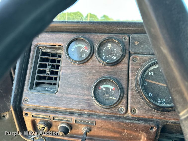 image for item EK0546 2000 Freightliner FLD 120 semi truck