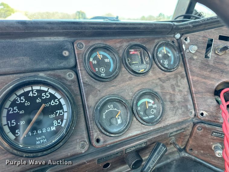 image for item EK0546 2000 Freightliner FLD 120 semi truck