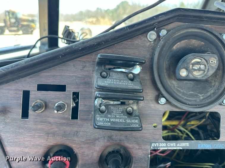 image for item EK0546 2000 Freightliner FLD 120 semi truck